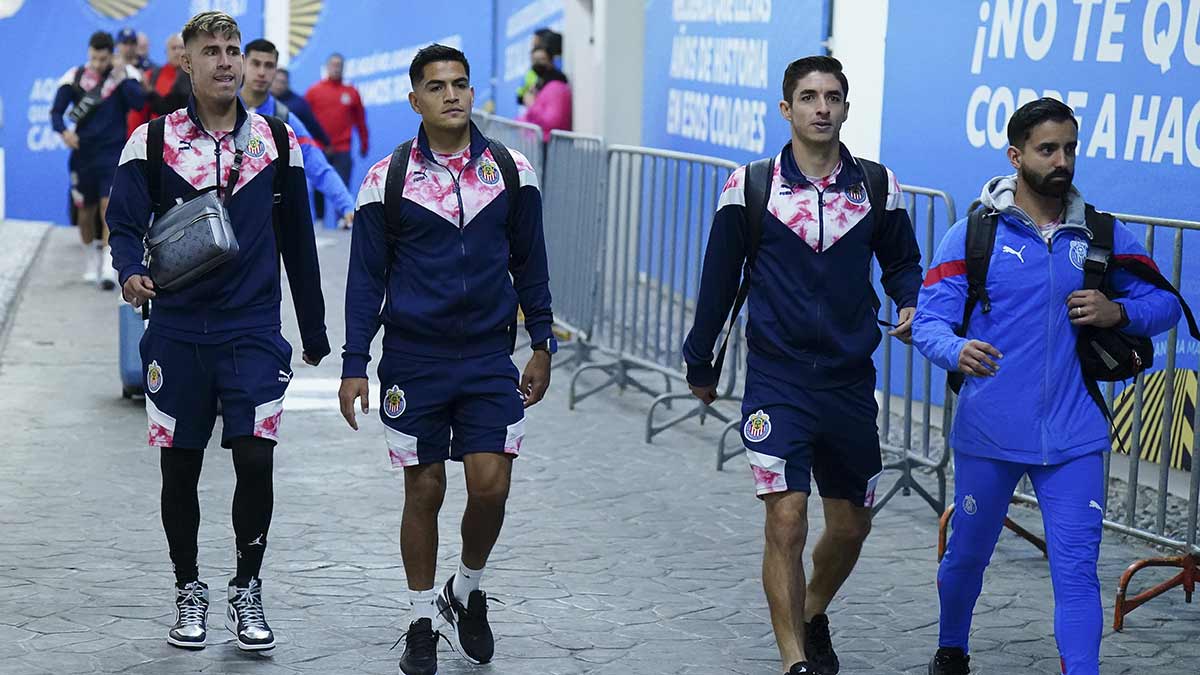 La Salida De Chivas Al Azteca Sufre Un Retraso El Arranque Del Duelo