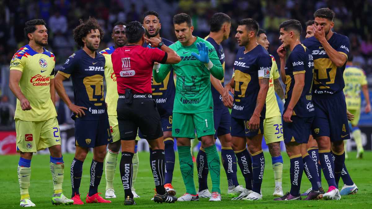 Polémica en el Clásico Capitalino Penalti sobre Henry Martín previo