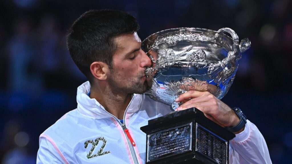 Novak Djokovic festeja el título del Abierto de Australia 2023.