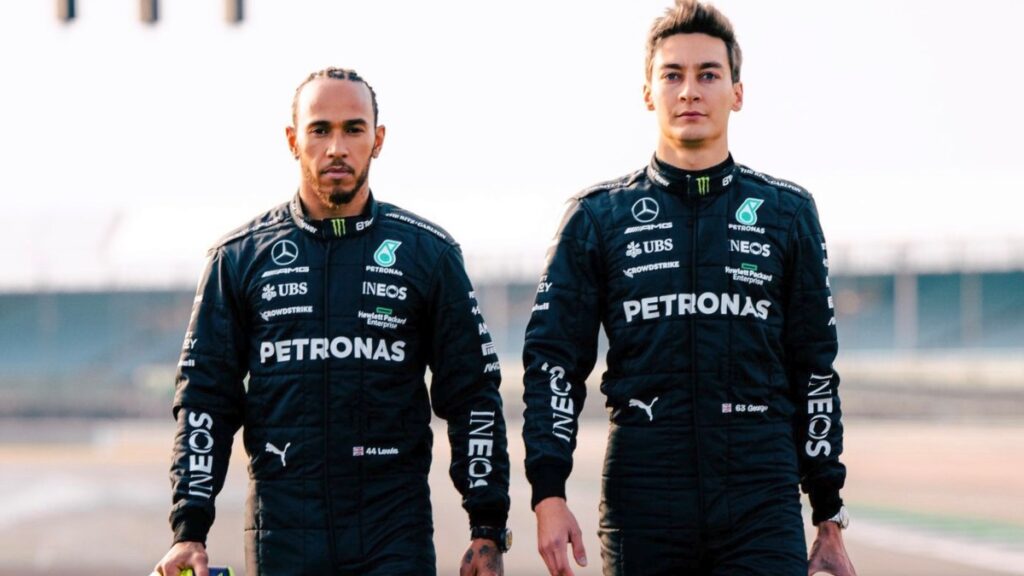 Lewis Hamilton y George Russell, pilotos de Mercedes.