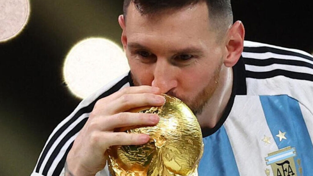 Messi besa la Copa del Mundo en Qatar 2022 | Reuters