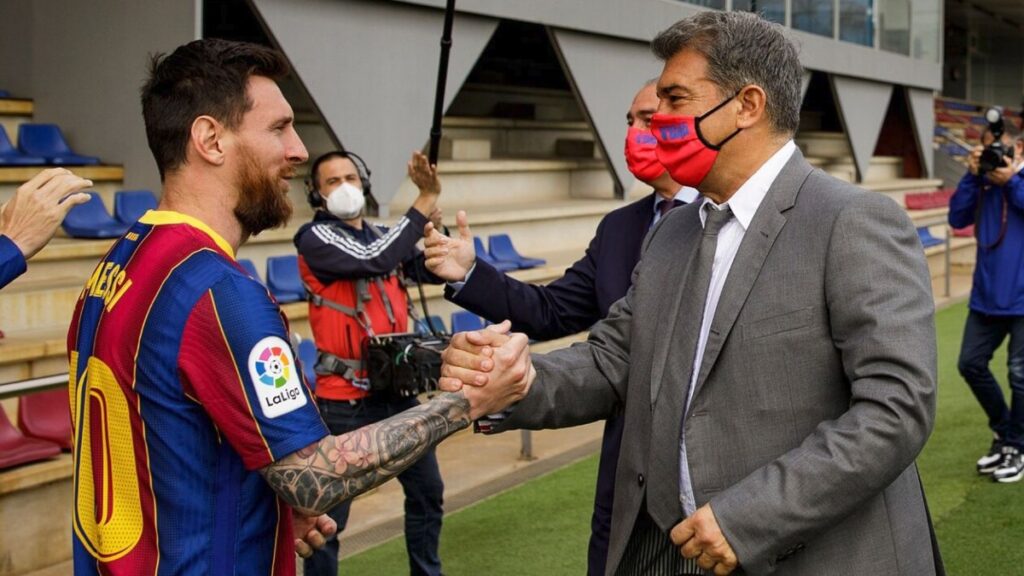 Leo Messi se saluda con Joan Laporta en su estadía en el Barcelona