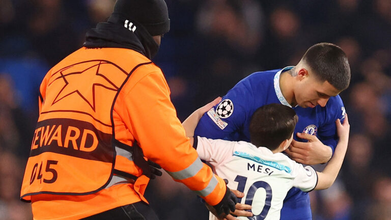Enzo Fernández y el emotivo abrazo con un niño aficionado al Chelsea