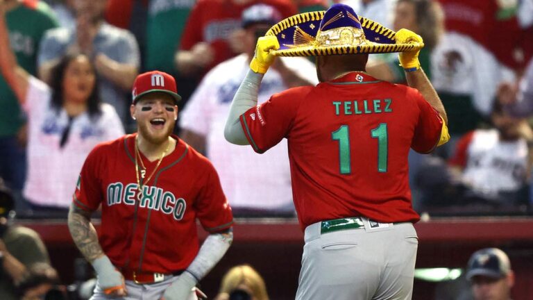 La selección mexicana de béisbol festeja con la afición el pase a cuartos de final