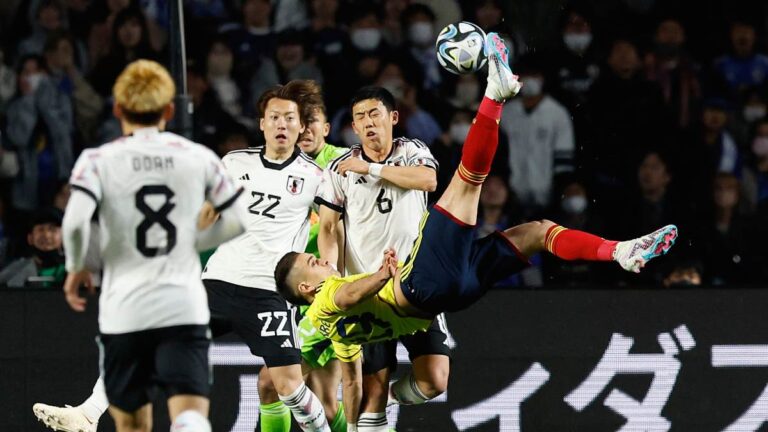 Un golazo de chilena de Rafael Santos Borré le da el triunfo a Colombia sobre Japón