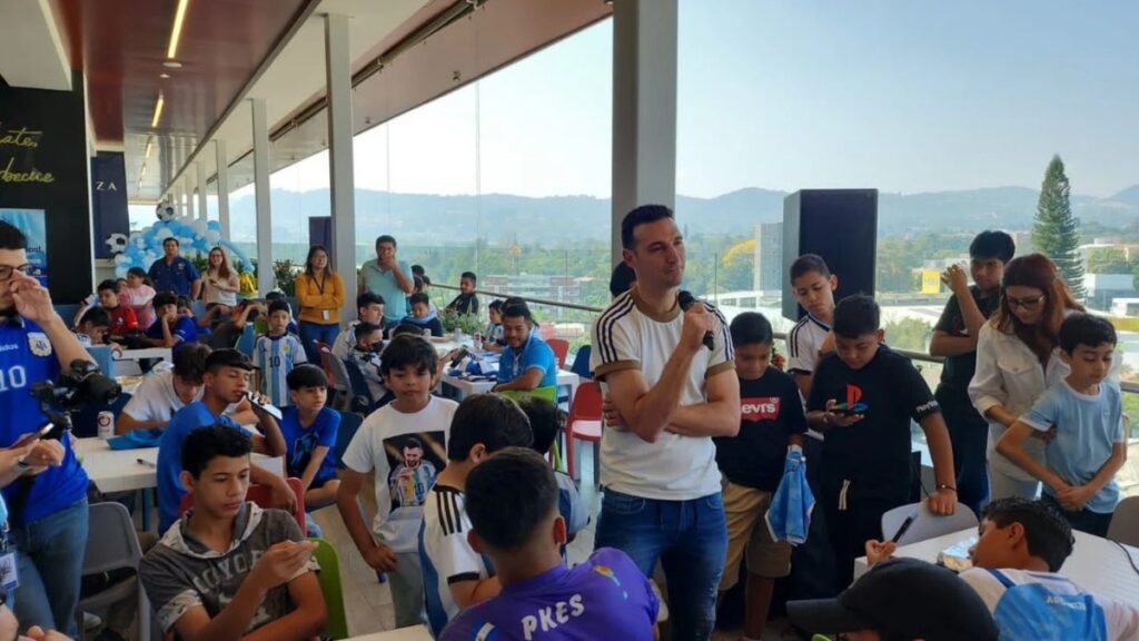 Lionel Scaloni realiza una charla en El Salvador.