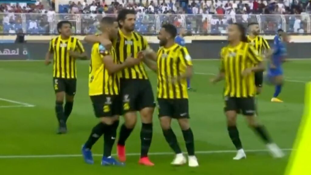 Al Ittihad gana y sigue como líder en Arabia Saudita