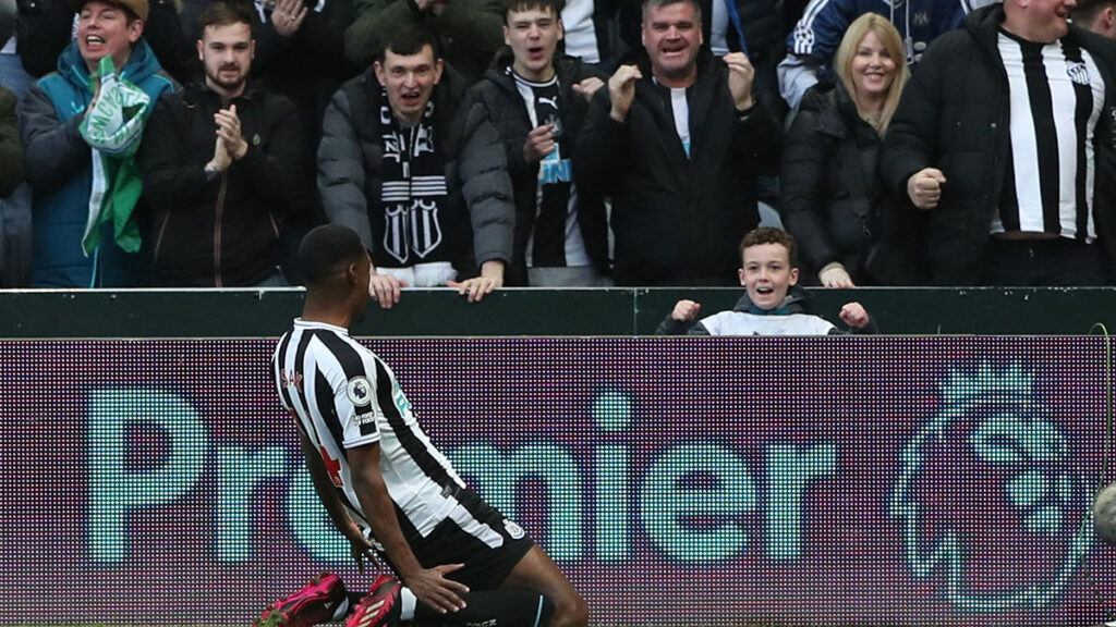 Alexander Isak celebra con la afición del Newcastle. Reuters