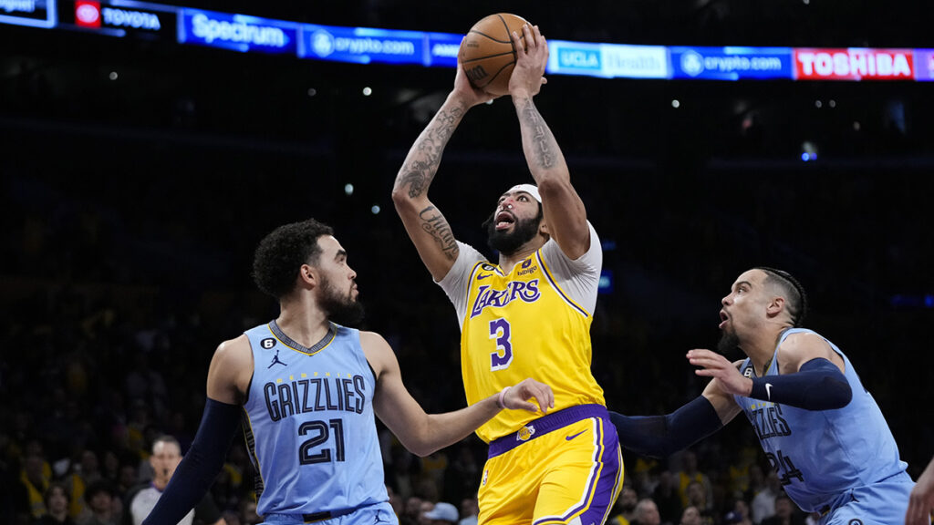 Anthony Davis comanda la victoria de Lakers ante Memphis. AP