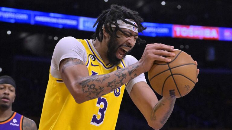 Los Lakers rompen racha de seis derrotas ante los Suns y se acercan a playoffs