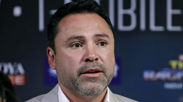 Oscar de la Hoya admite que Canelo Álvarez “tiene miedo de perder” ante David Benavidez