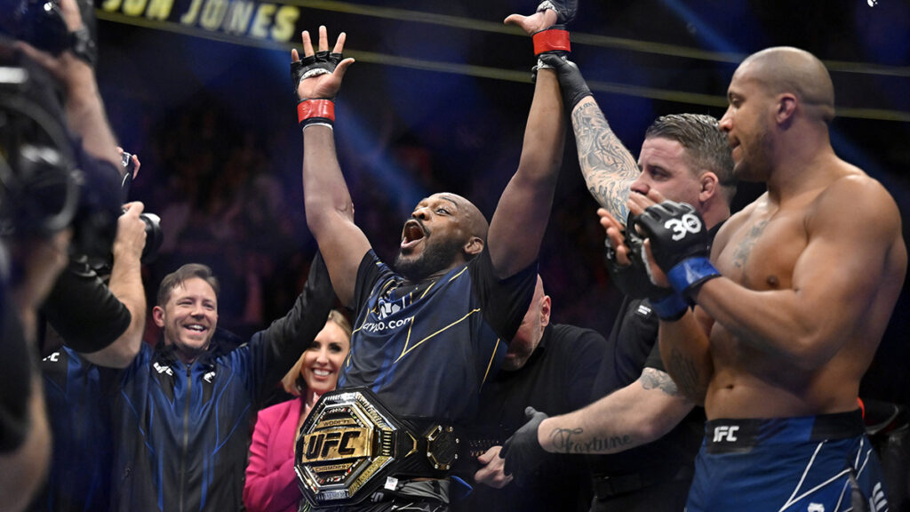 Jon Jones vence a Ciryl Gane y es nuevo campeón del peso pesado en UFC 285 | AP