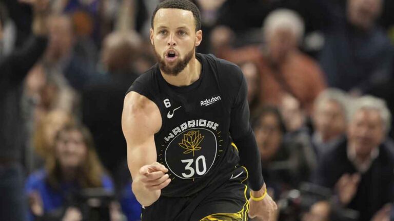 Los 39 puntos de Curry guían a los Warrios sobre los Pelicans