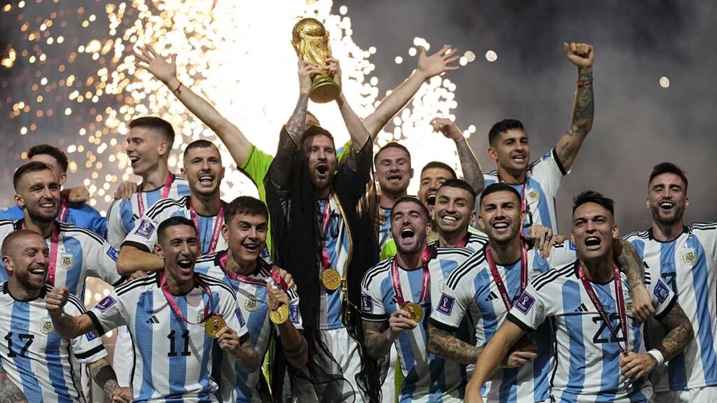Lionel Messi alza el trofeo de la Copa Mundial tras la victoria de Argentina. AP