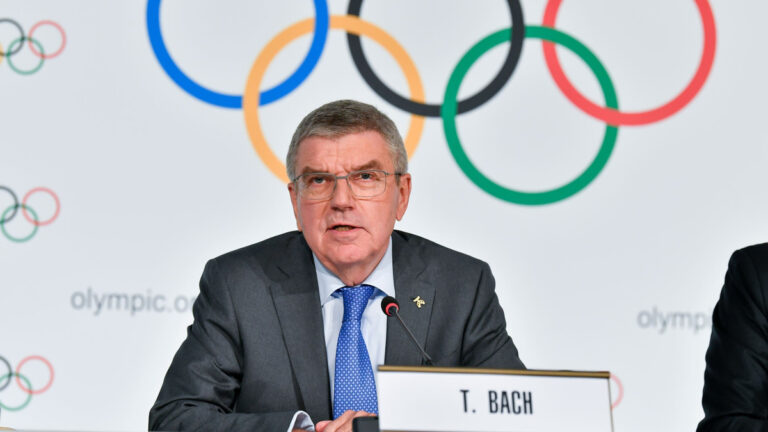 El Comité Olímpico Internacional permitirá regreso de deportistas rusos y bielorrusos bajo ciertas condiciones