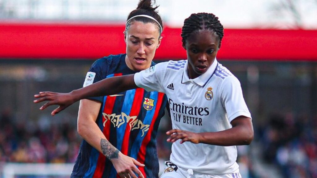 Linda Caicedo jugando el superclásico.