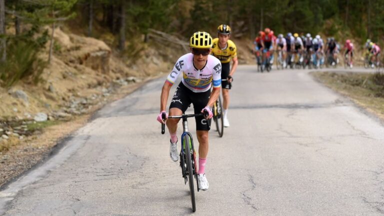 Giulio Ciccone le arrebata el triunfo a Esteban Chaves en la etapa 2 de la Vuelta a Cataluña
