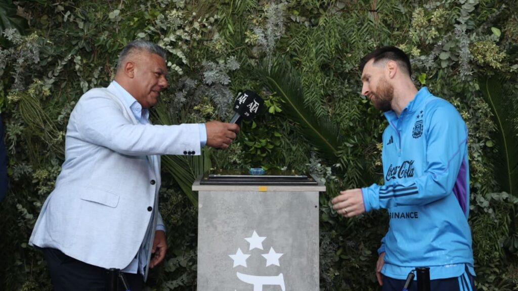 Messi recibiendo un premio.