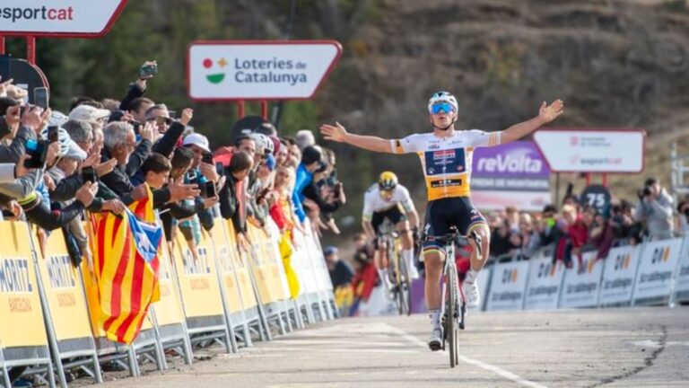 Remco Evenepoel le gana la partida a Roglic y se queda con la tercera etapa de la Vuelta a Cataluña