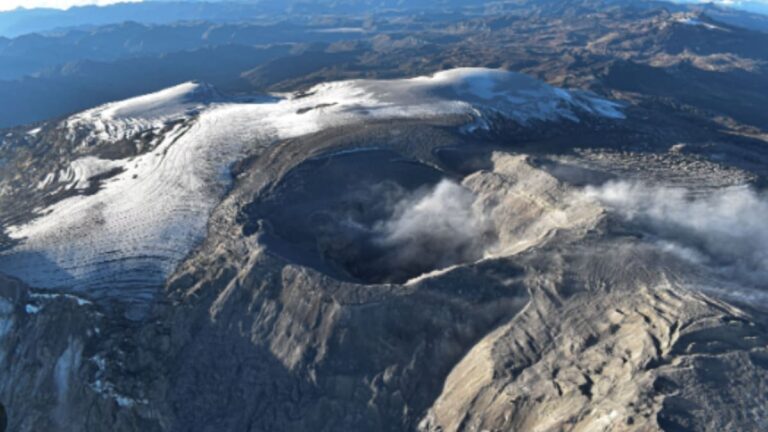 Alerta naranja por actividad sísmica en el volcán Nevado del Ruiz