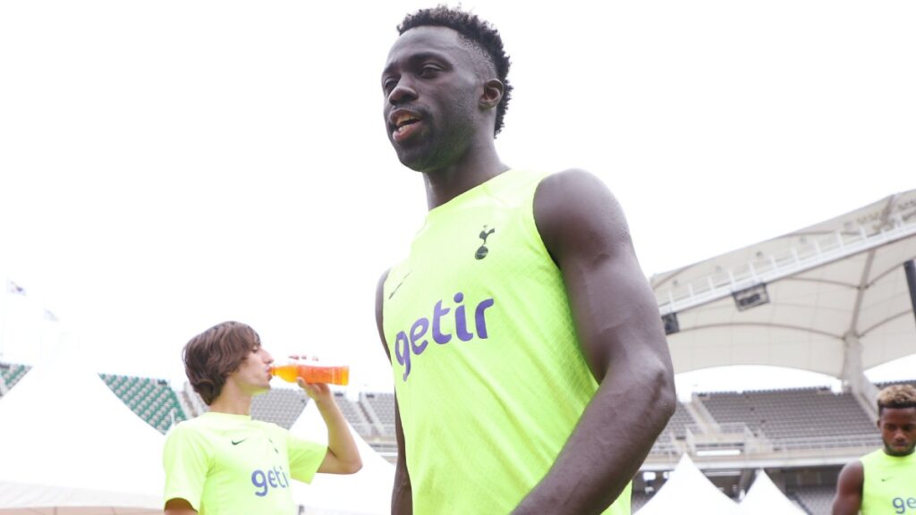 Dávinson Sánchez entrenando con el Tottenham.