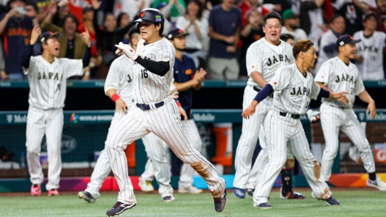 ¡Gran gesto! Aficionado japonés consuela a un mexicano tras la derrota de México en el Clásico Mundial de Béisbol
