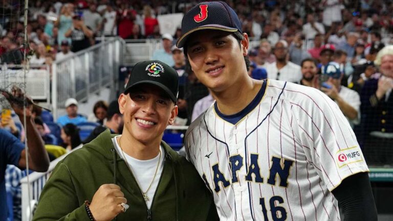Daddy Yankee posa junto a Shohei Ohtani previo a la final de Clásico Mundial de Béisbol