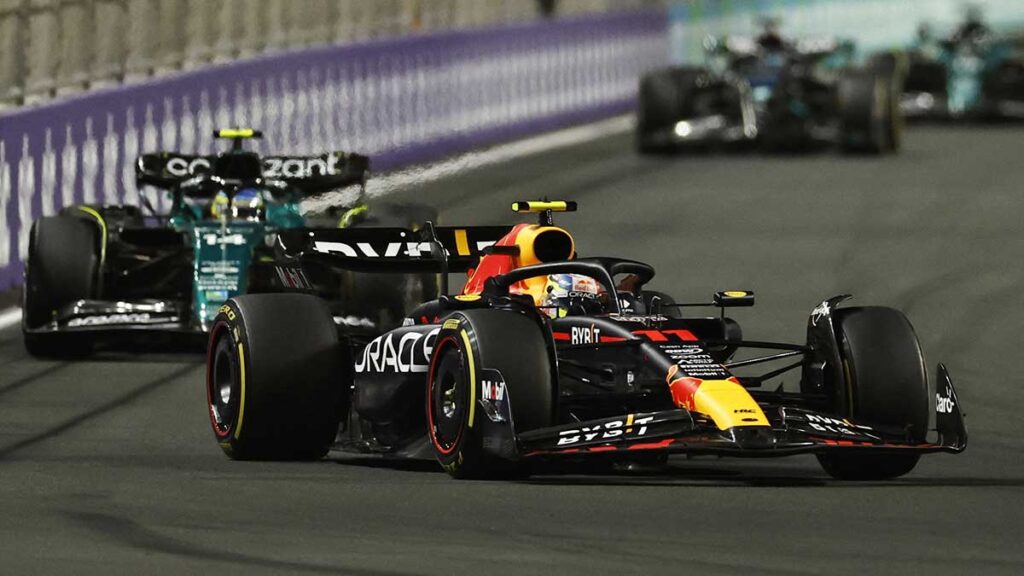 Checo Pérez recupera el liderato del GP de Arabia Saudita. Reuters
