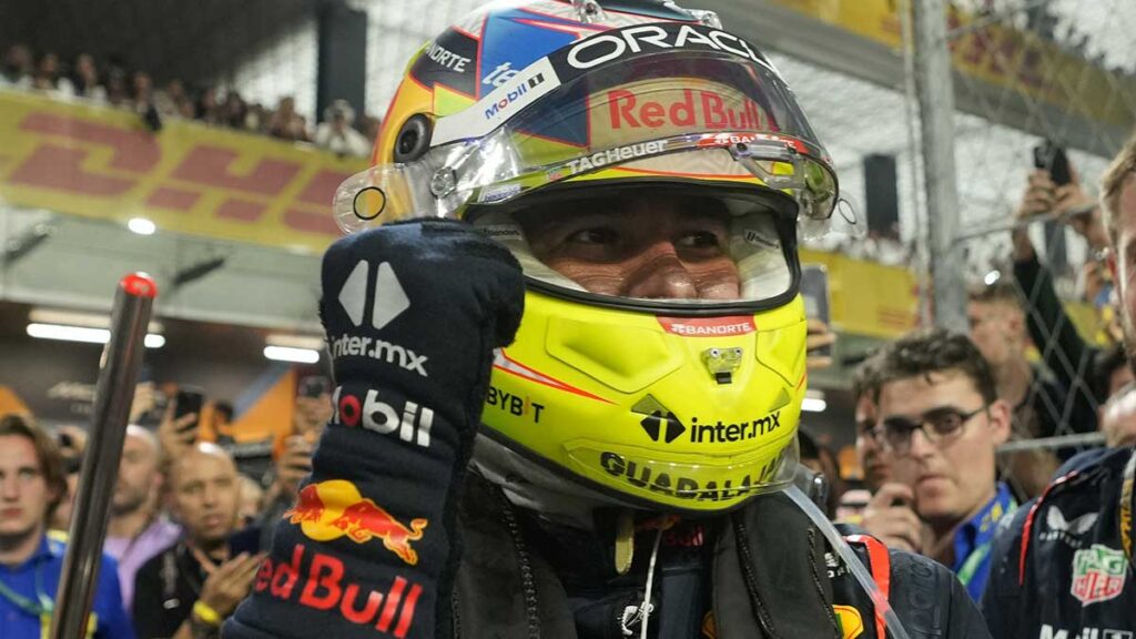 Checo Pérez se pone en la cima del campeonato de pilotos. Reuters