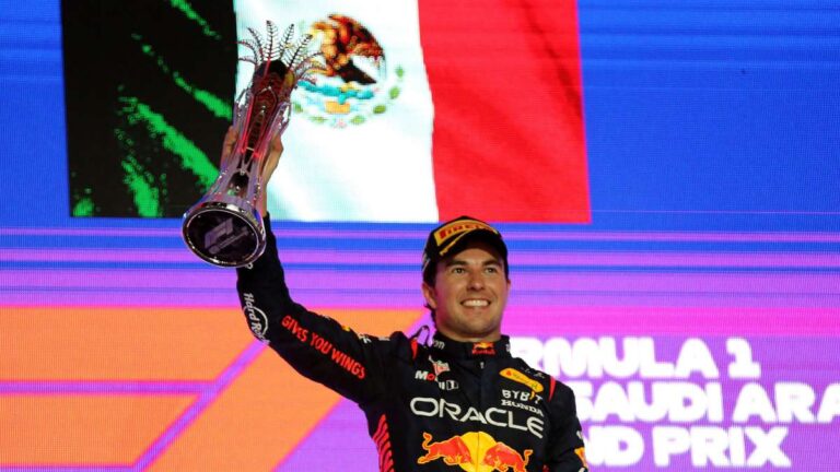 Checo Pérez se impone a Max Verstappen para conquistar el Gran Premio de Arabia Saudita