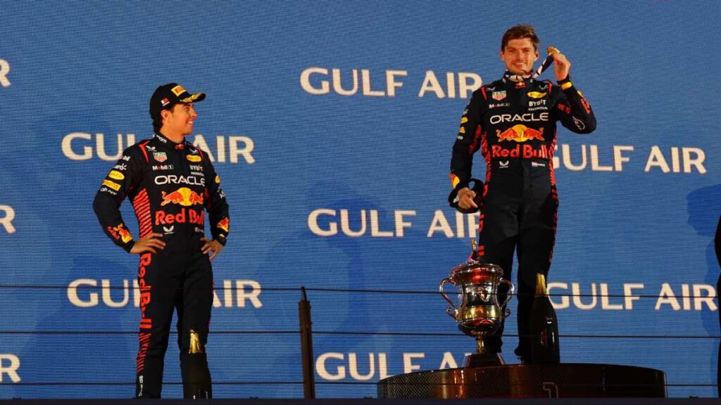 Max Verstappen no quiso ir más lento, desobedeciendo a su ingeniero, por temor a que Checo Pérez se le acercara en el GP Bahréin.
