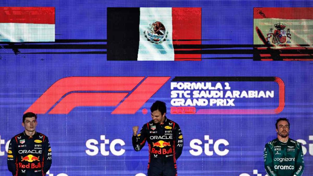 Checo Pérez en el podio del Gran Premio de Arabia Saudita.