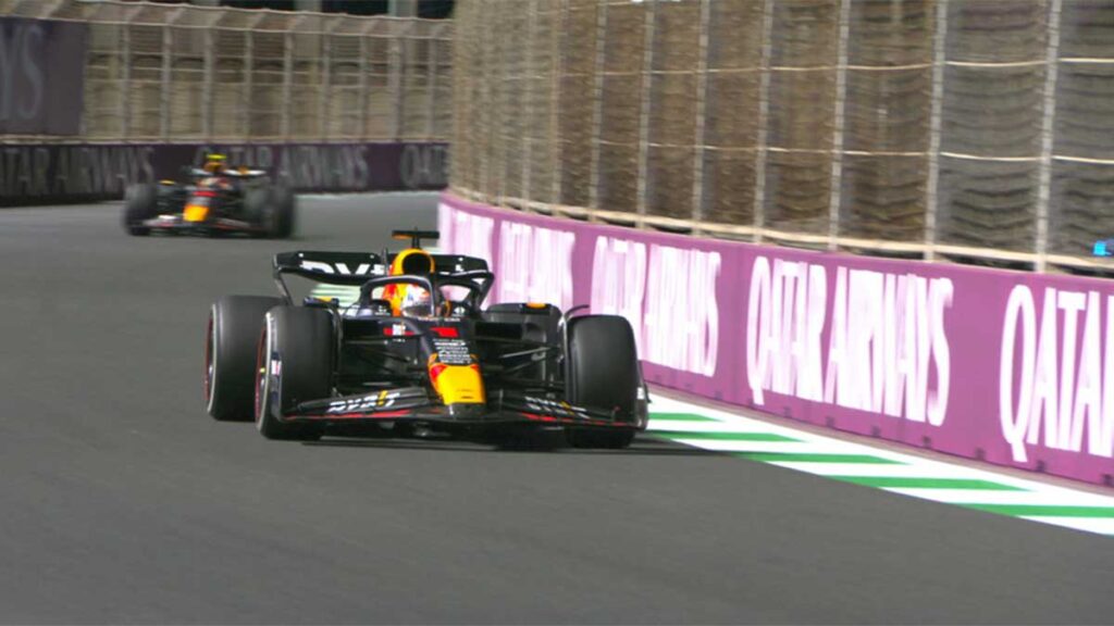 Checo Pérez y Max Verstappen peleando por el título del GP de Arabia Saudita. @f1