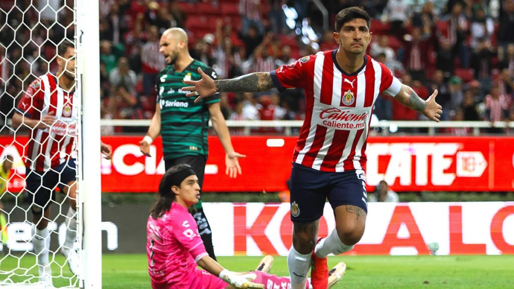 Víctor 'Pocho' Guzmán en festejo de gol en el duelo ante Santos. Imago 7