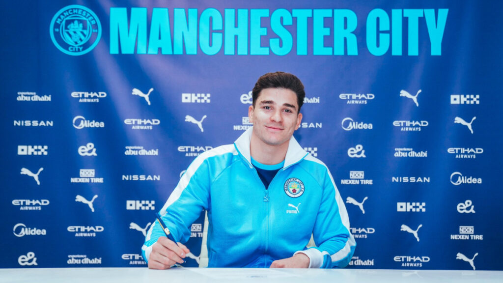 Julián Álvarez firma su nuevo contrato con el Manchester City.