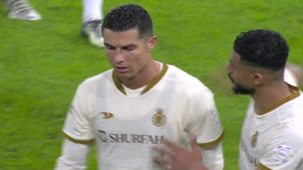 Cristiano Ronaldo, enojado tras la derrota de su equipo.
