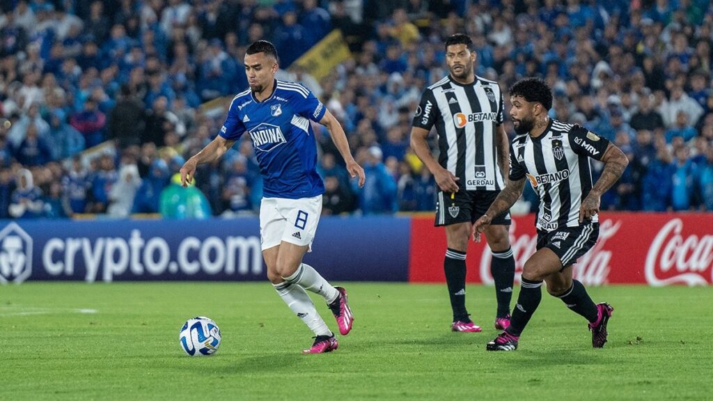 Daniel Giraldo domina la pelota.