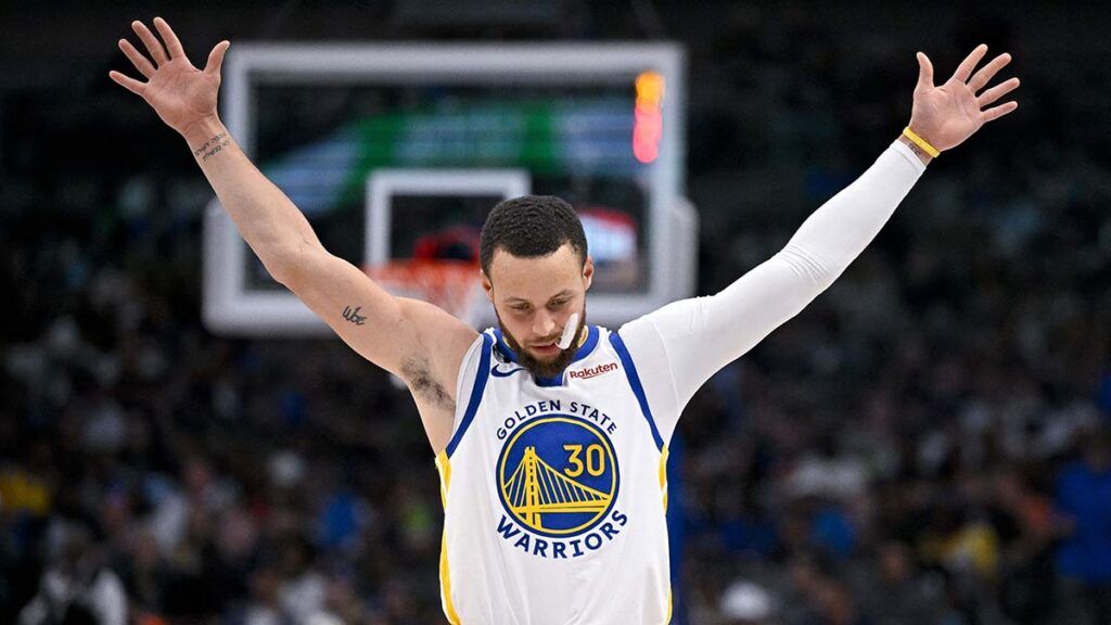 Stephen Curry celebra el triunfo de los Warriors. Reuters