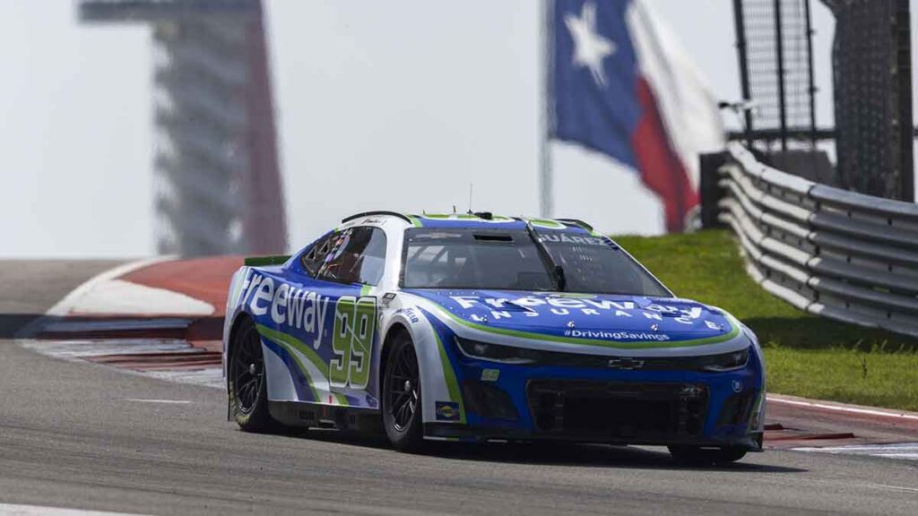 El mexicano Daniel Suárez conduce en la carrera de la NASCAR realizada en Austin. AP