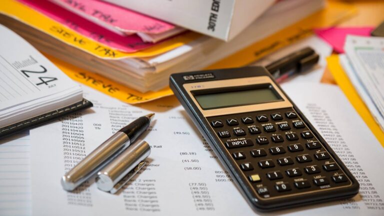 CalEITC & EITC: ¿Cómo recibir más de $10,000 en la devolución de impuestos 2023 del IRS?