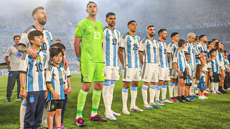 ‘Dibu’ Martínez repite polémico gesto en las celebraciones por el Mundial de Argentina