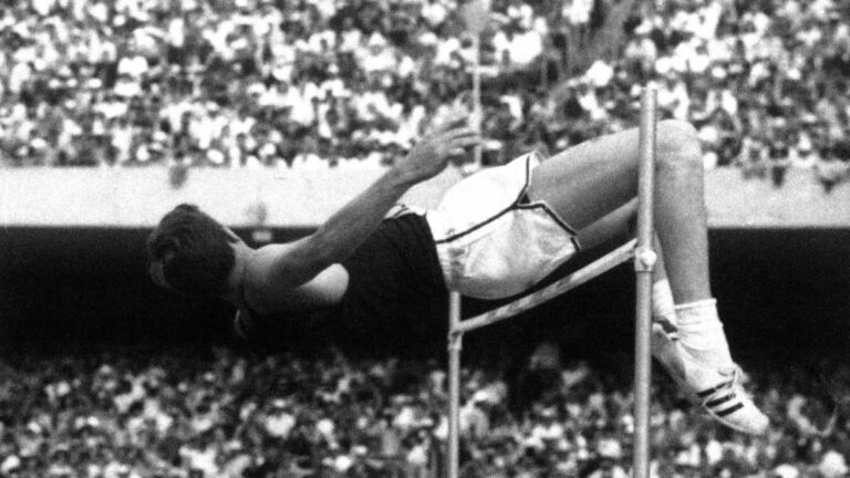 Muere Dick Fosbury, medallista de oro en los Juegos Olímpicos de México 1968 que revolucionó el salto de altura