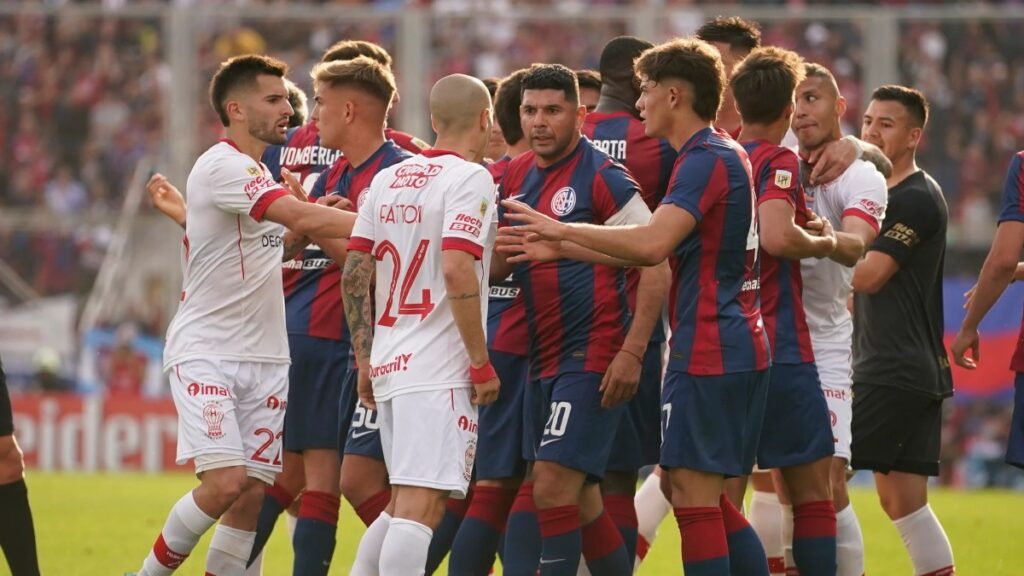 Jugadores de Huracán y San Lorenzo en un clásico.
