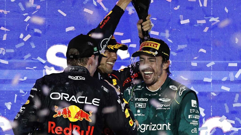 Fernando Alonso celebra en el podio del GP de Arabia. Reuters
