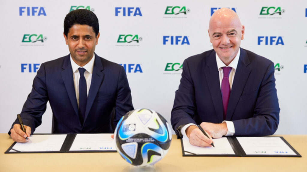 Nasser al-Khelaifi y Gianni Infantino en la firma del acuerdo. - @FIFAcom.