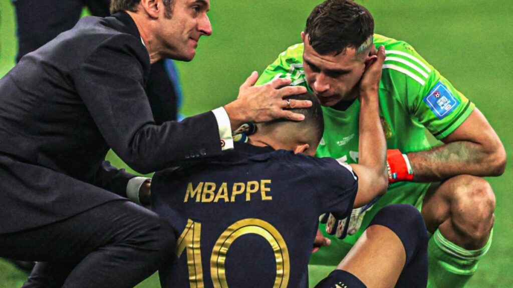 Dibu Martínez habla con Kylian Mbappé en la final del Mundial.