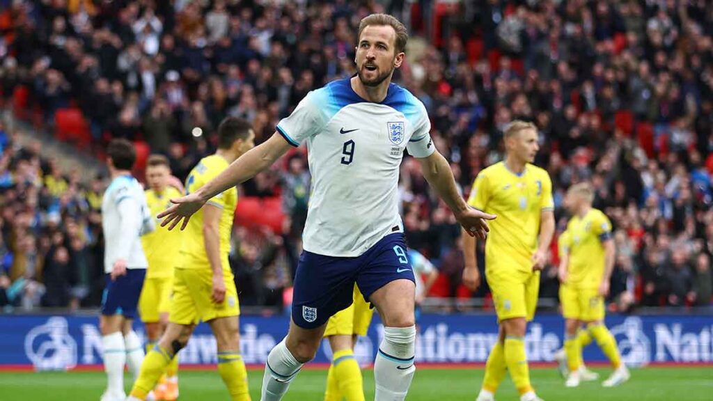 Harry Kane celebra el primer tanto de Inglaterra ante Ucrania. AP