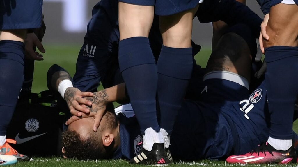 PSG informó este lunes que Neymar debe ser sometido a cirugía por la lesión en su tobillo sufrida ante Lille, baja el resto de la temporada.