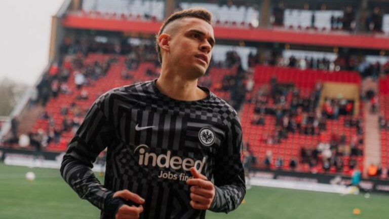 Rafael Santos Borré no pasa su tercera prueba como titular en Frankfurt