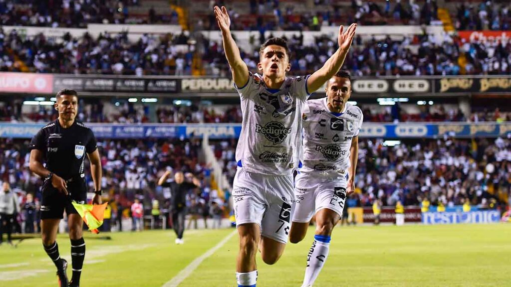 Emotivo festejo de Rodrigo López tras el gol de Gallos en La Corregidora